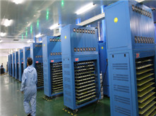 圖為超威鋰電池充電設(shè)備